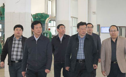 呼市市委常委、市委統(tǒng)戰(zhàn)部長云建東等一行來托縣調(diào)研時到我公司視察指導(dǎo)工作